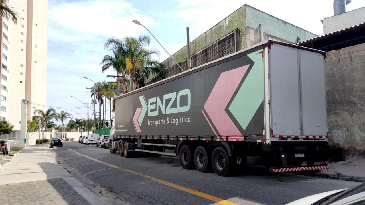 Frota de carretas Enzo Transportes e Logística vista lateral