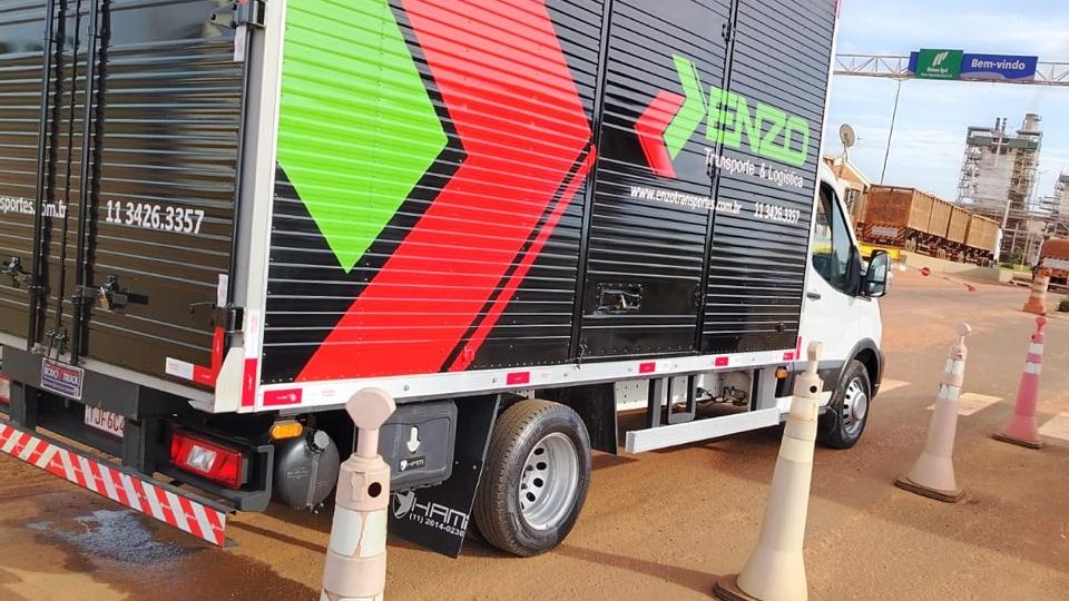 Frota de carretas Enzo Transportes e Logística vista traseira