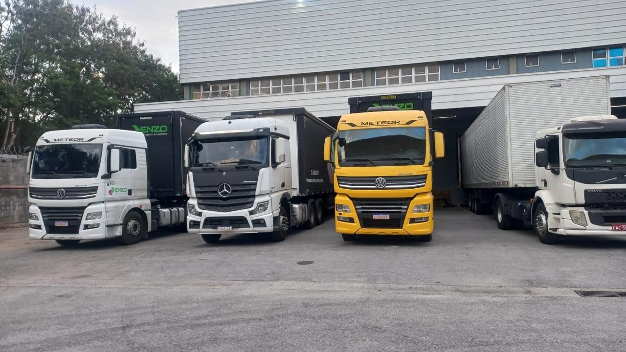 Pátio da Enzo Transportes e Logística com veículos da frota