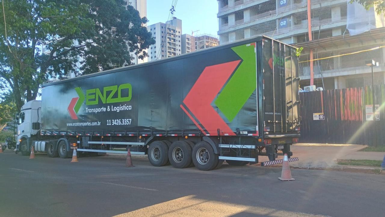 Unidade Enzo com caminhão no pátio