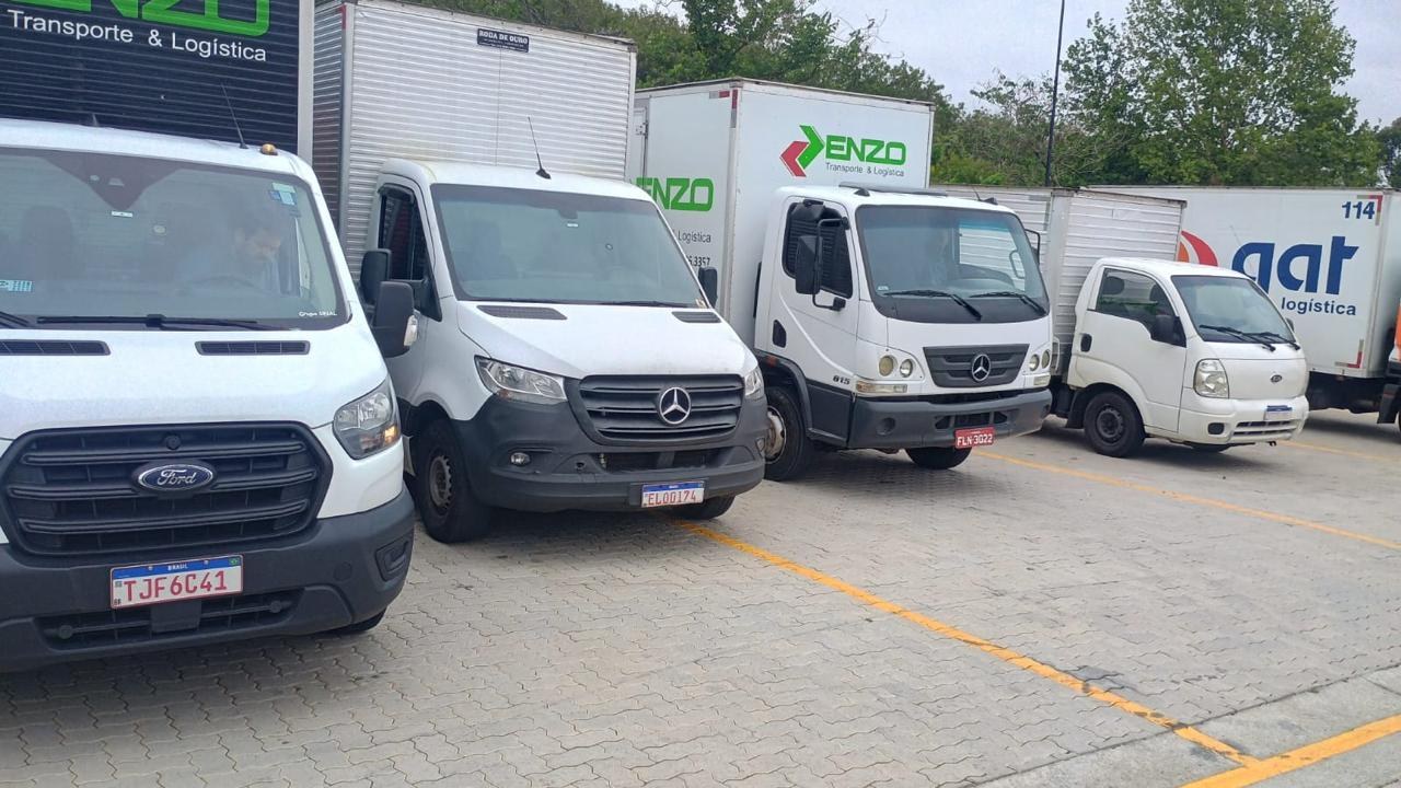 Operação de carga no pátio Enzo Transportes e Logística