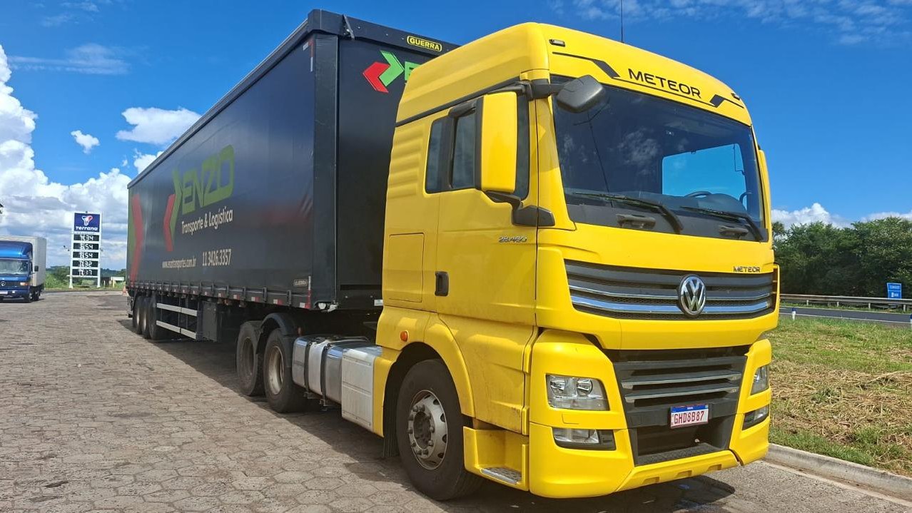 Caminhão Enzo Transportes e Logística em rodovia